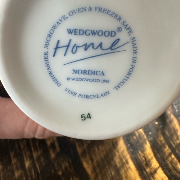 Wedgwood Nordica Green Christmas Reindeer pattern
Creamer & sugar bowl $28 set - Picture 2 of 5